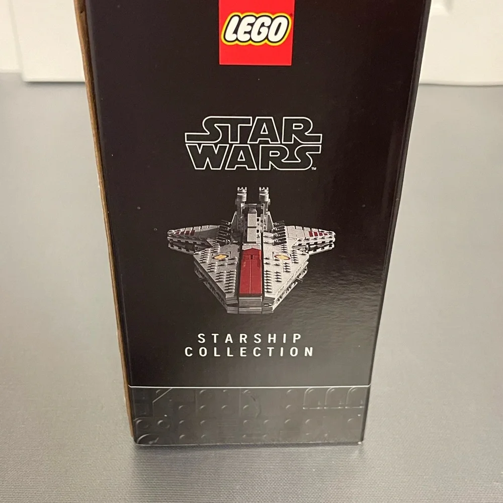 LEGO Star Wars Venator-Class Cruiser Set - Red and Gray (75441) 643Pcs 18+ NIP